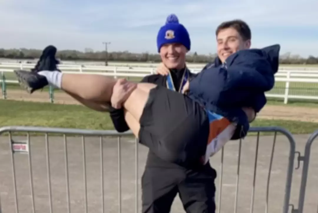 Homem de 30 anos revela os sintomas que percebeu antes de a mãe, de 47 anos, ser diagnosticada com demência de início precoce, enquanto ele enfrenta o mesmo destino Jordan também correu maratonas para ajudar a arrecadar fundos para pesquisas sobre a condição (GMB/YouTube)