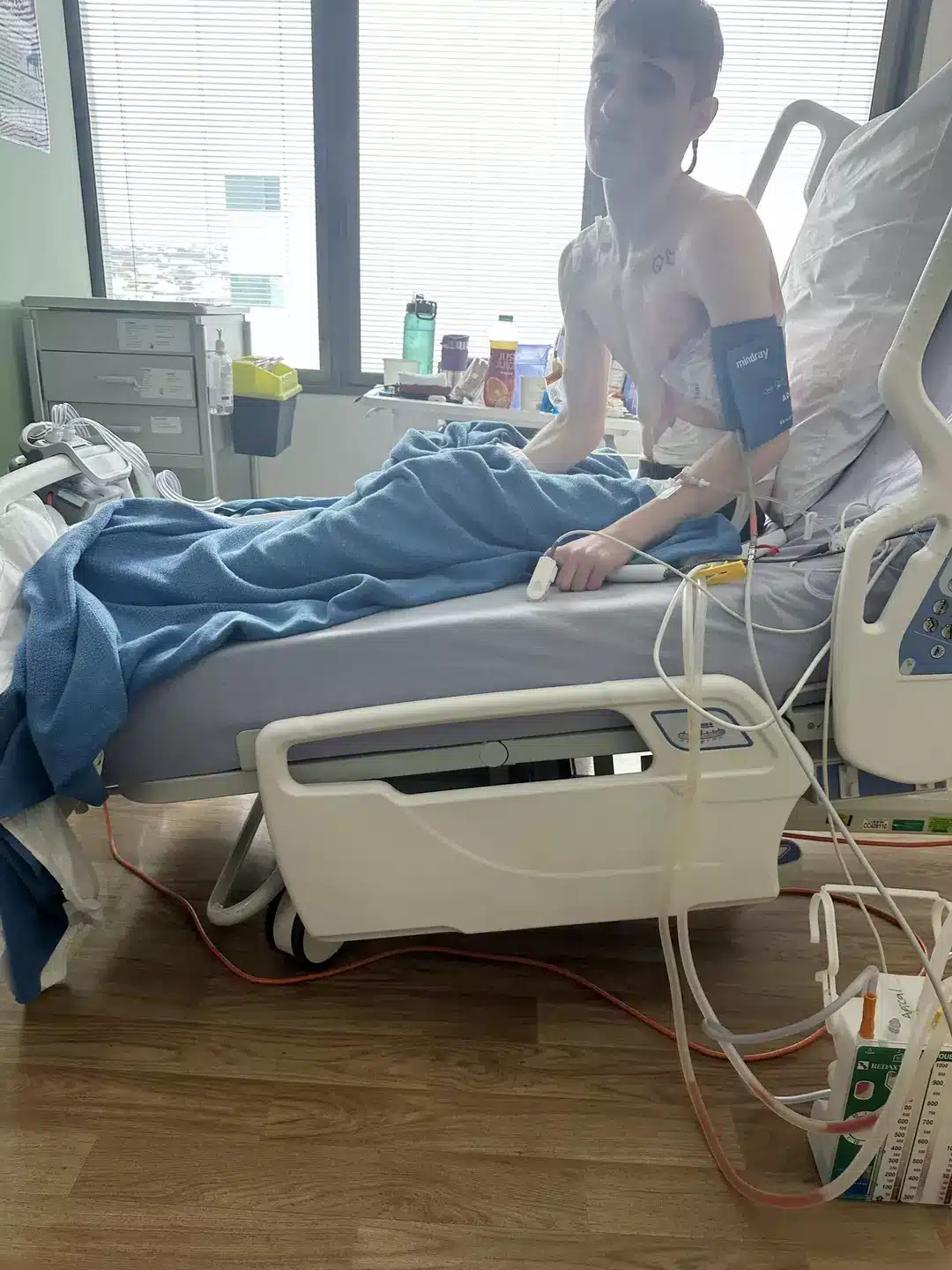 Imagens chocantes mostram o impacto do vape nos pulmões enquanto um adolescente tem órgão retirado do corpo LeeRay King acabou sofrendo vários colapsos pulmonares (Kennedy News and Media)