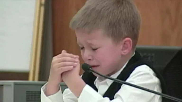 Momento trágico em que um menino precisou dizer ao tribunal que a mãe dele afogou a própria irmã