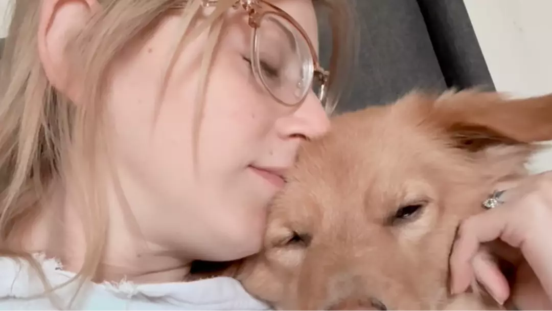Mulher de 31 anos recebe um diagnóstico que ameaça sua vida um dia depois de notar seu cachorro agindo de forma estranha ao redor dela