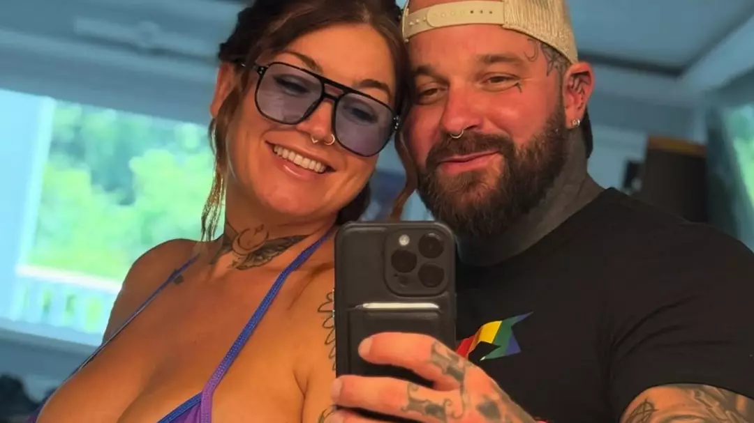 Mulher explica por que não se importa que o marido dela durma com outros homens