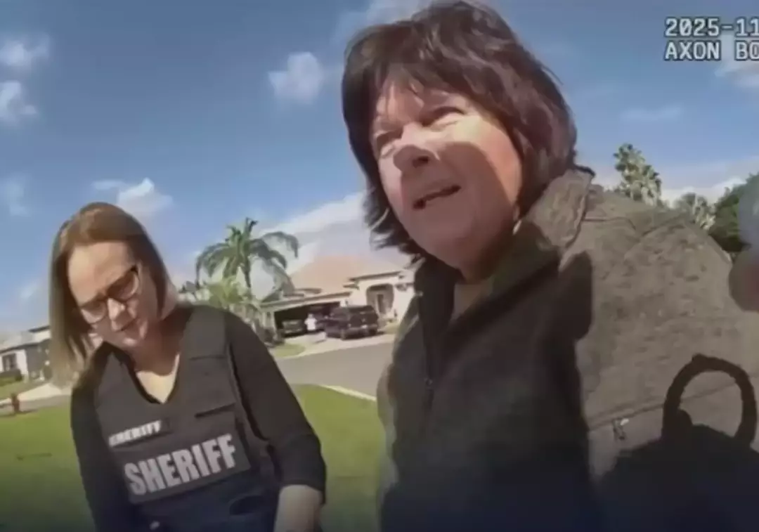 Mãe é presa após menina desaparecida ser encontrada viva 40 anos depois de ter sido sequestrada O momento em que Debra foi presa como “Sharon” (Marion County Sheriff’s Department)