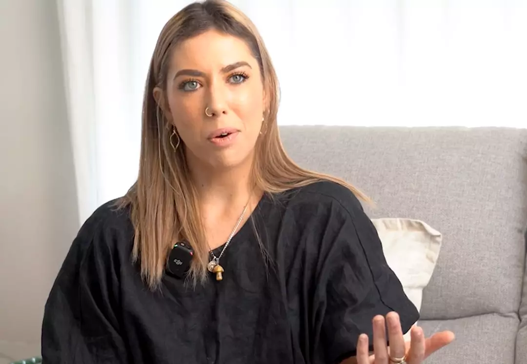 Mulher de 27 anos é diagnosticada com câncer terminal no cérebro depois que um sintoma sinistro deixou os médicos chocados com os exames meses depois Paige contou como a dormência acabou piorando (Cancer Society/YouTube)
