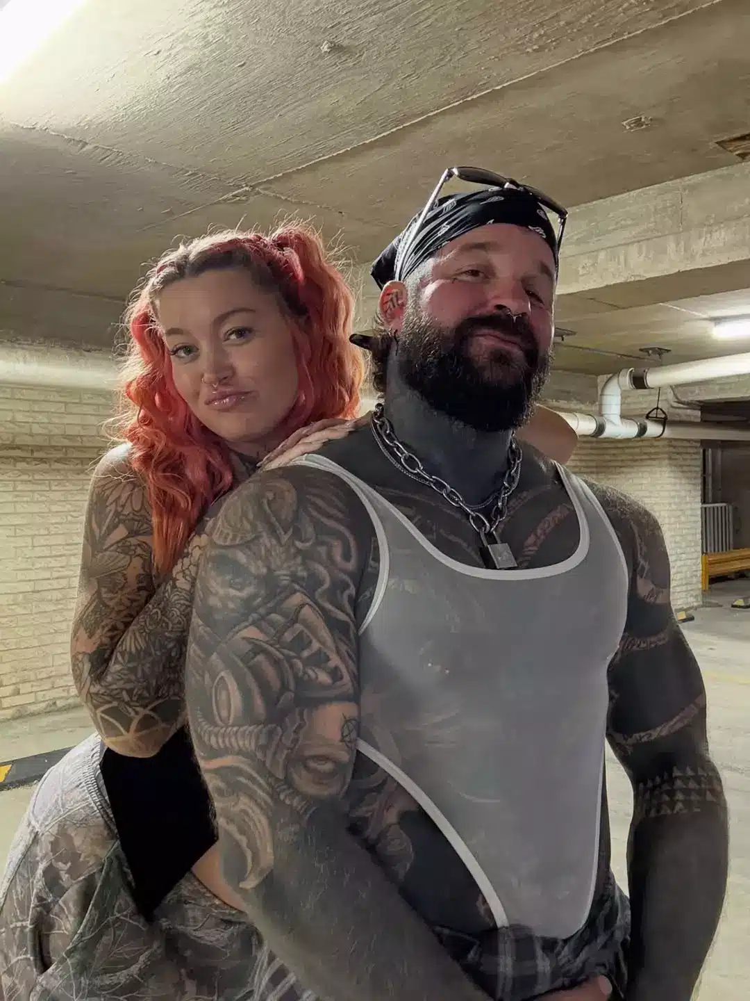 Mulher explica por que não se importa que o marido dela durma com outros homens Parece funcionar para eles (Instagram/@wethedurdens)