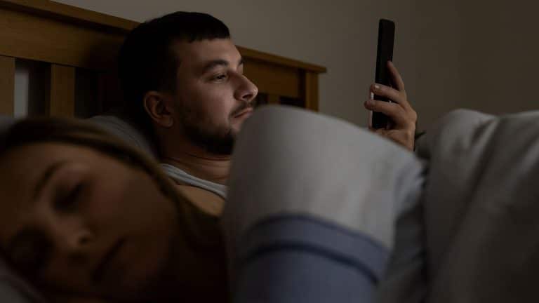 Psicóloga diz que existem 11 maneiras pelas quais pessoas infiéis escondem um caso