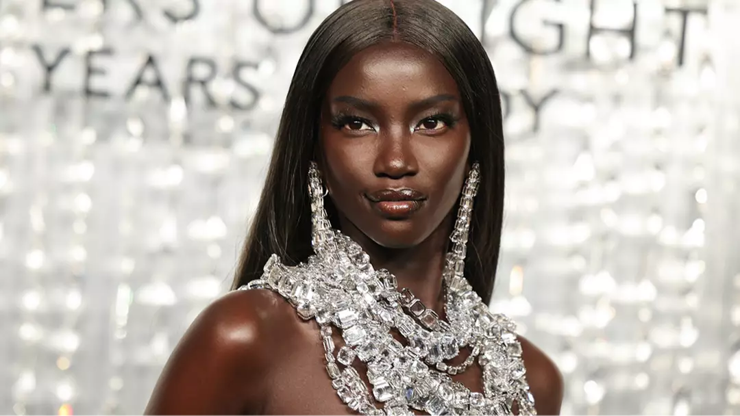 Supermodelo de 28 anos revela um sintoma comum antes de ser diagnosticada com uma condição pulmonar que a deixou “vomitando sangue”