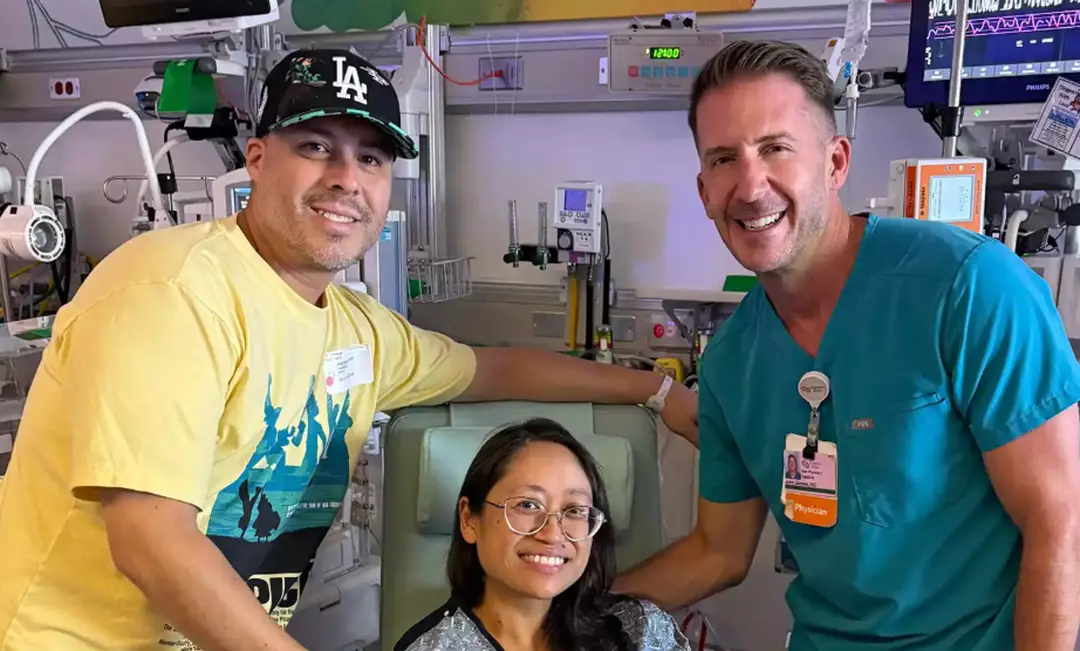 Suze Lopez aparece na foto com o marido, Andrew (à esquerda), e o Dr. John Ozimek após o nascimento do bebê considerado um milagre (Cedars-Sinai)