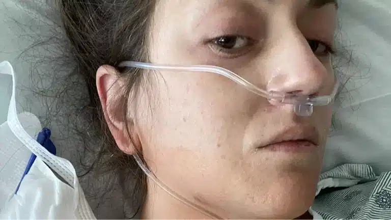 Mãe de 34 anos diagnosticada com câncer em estágio 3 revela o único sintoma que ela descartou como “ficar tempo demais sentada” na mesa de trabalho