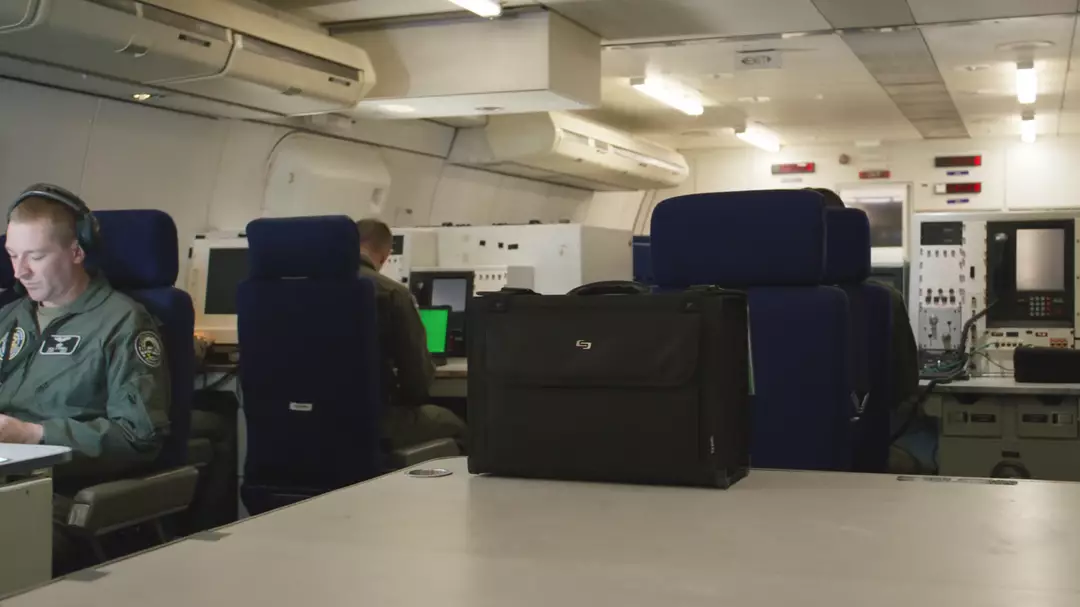 O "avião do juízo final" de Trump, que poderia significar que restam apenas cinco minutos, foi visto em movimento em meio às tensões A aeronave foi projetada para ser um centro de comando capaz de operar nos céus por uma semana sem precisar pousar (National Airborne Operations Center)