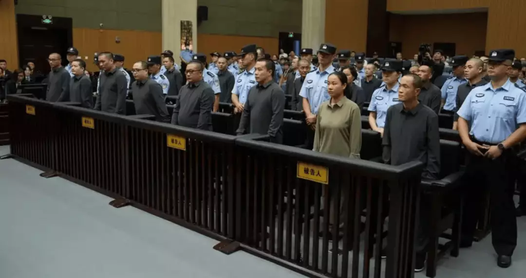 China executa 11 membros de uma notória família mafiosa que comandava uma rede de golpes bilionária A família Ming foi presa e extraditada para a China para ser julgada (CCTV).