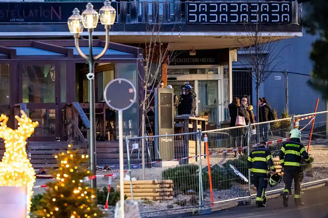 Dezenas de pessoas morreram após uma explosão em um bar de um resort nos Alpes Suíços durante as celebrações de Ano-Novo A polícia isolou a área da explosão