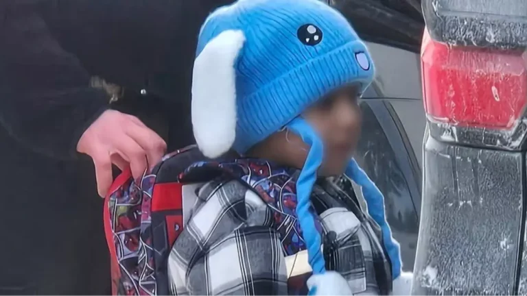 Agentes do ICE detêm um menino de cinco anos imediatamente após ele voltar da escola