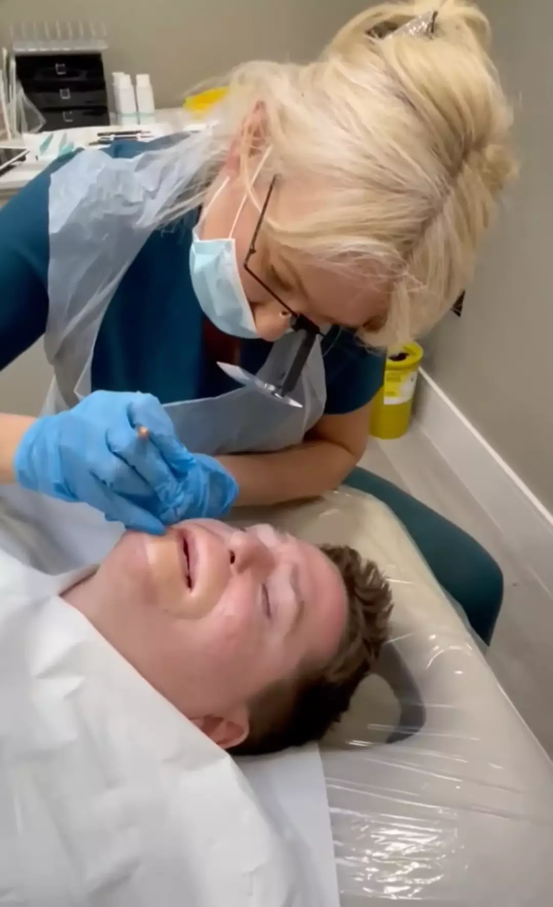 Homem achou que tinha sintomas de gripe, mas acabou precisando amputar todos os membros Alex fez tatuagem facial após a cirurgia para que a pele enxertada combinasse melhor com a sua pele natural (Instagram@alexlewisalff).