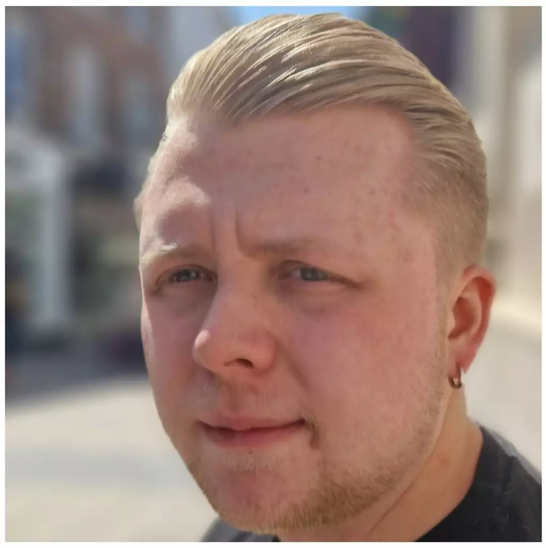 Família de um homem de 24 anos diagnosticado com demência precoce revela os primeiros sintomas que perceberam antes de a doença tirar a vida dele Andre Yarham foi diagnosticado com demência frontotemporal (andreyarham.muchloved.com)