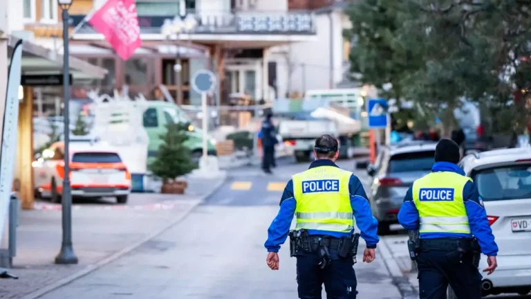 Dezenas de pessoas morreram após uma explosão em um bar de um resort nos Alpes Suíços durante as celebrações de Ano-Novo