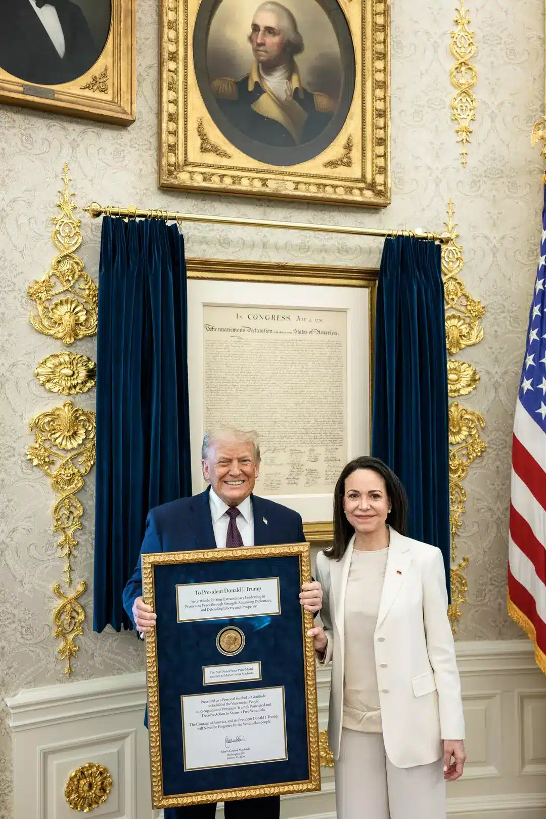 Donald Trump fotografado com Machado e a medalha no Salão Oval.