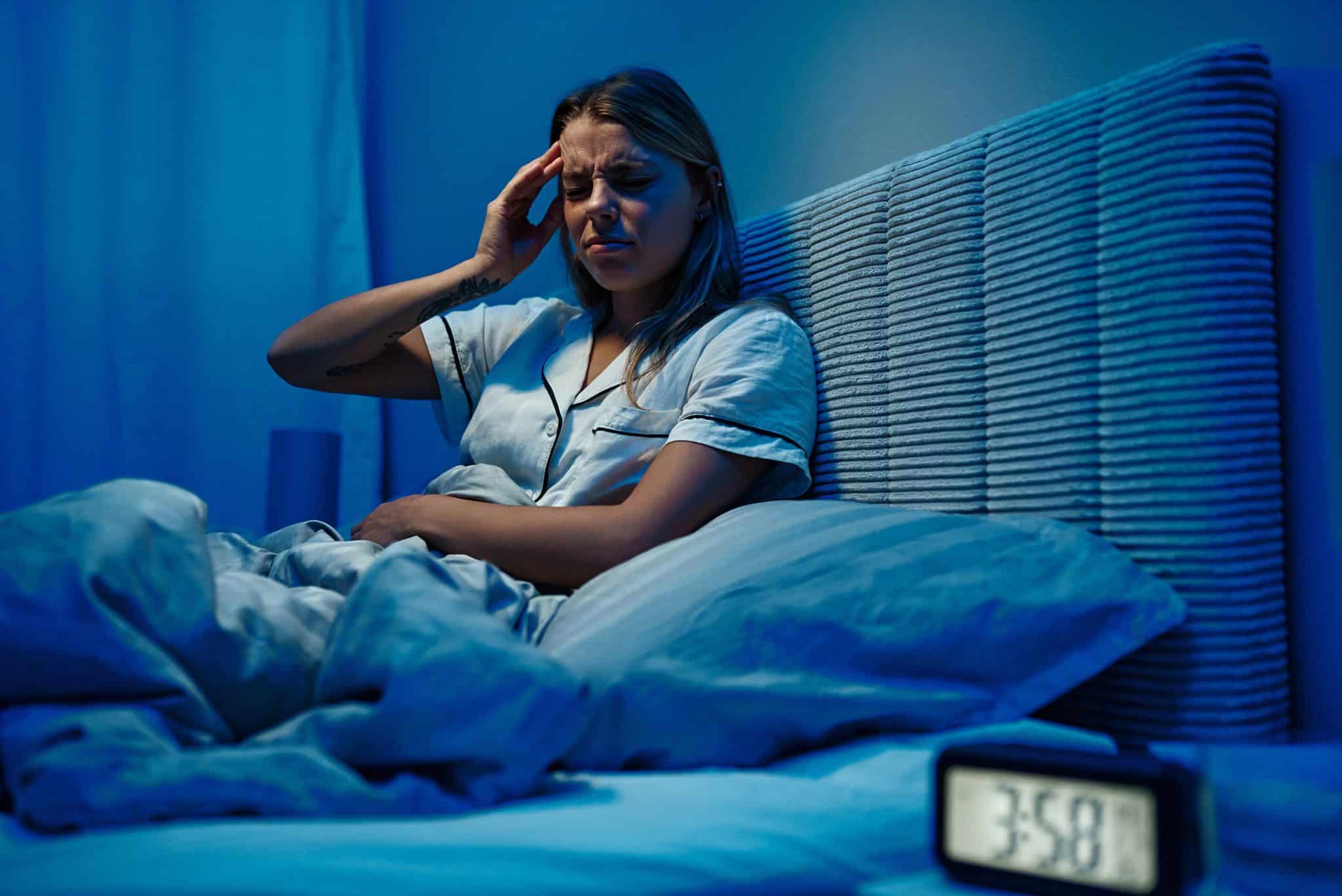 Especialistas revelam quantas vezes é normal acordar durante a noite de acordo com a sua idade