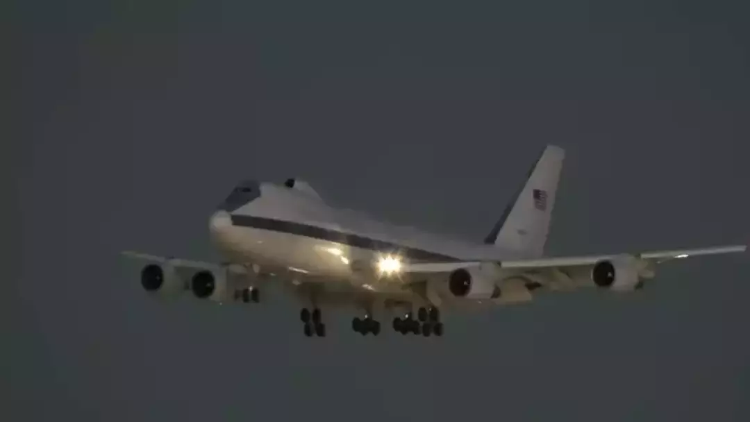 O "avião do juízo final" de Trump, que poderia significar que restam apenas cinco minutos, foi visto em movimento em meio às tensões Esses aviões são mantidos em operação para manter as tripulações treinadas, mas o pior cenário para ver um deles em ação seria uma guerra nuclear (Airline Videos/YouTube)