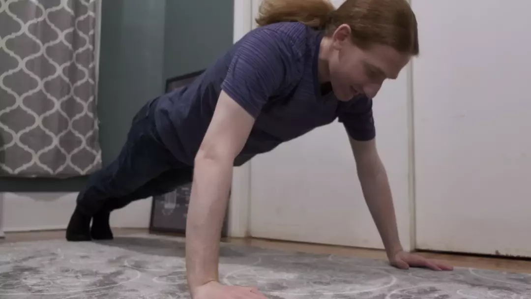 Homem que fez 100 flexões todos os dias durante um ano revela o impacto que isso teve no corpo dele