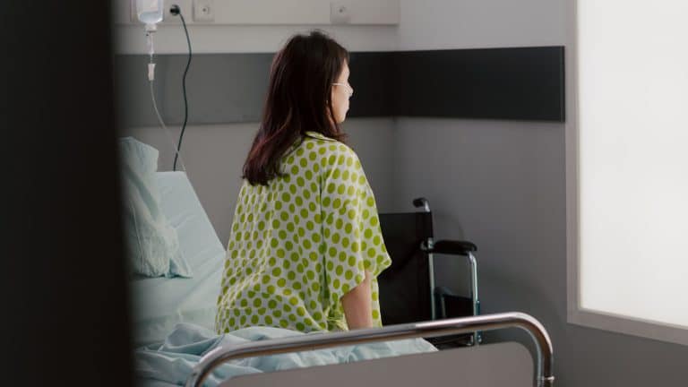 Mãe de 42 anos diagnosticada com câncer de cólon em estágio 3 revela o primeiro sinal que os médicos não perceberam