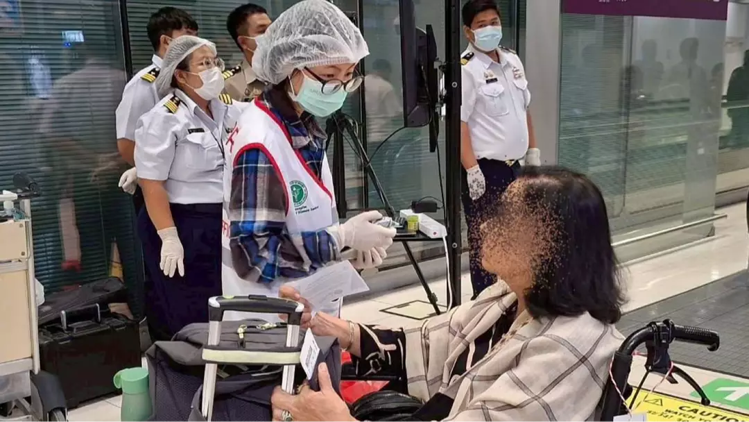 Médica emite alerta após surto de vírus sem cura, enquanto aeroportos adotam medidas no estilo da COVID
