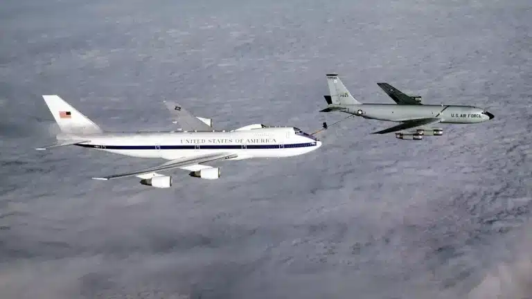 O "avião do juízo final" de Trump, que poderia significar que restam apenas cinco minutos, foi visto em movimento em meio às tensões
