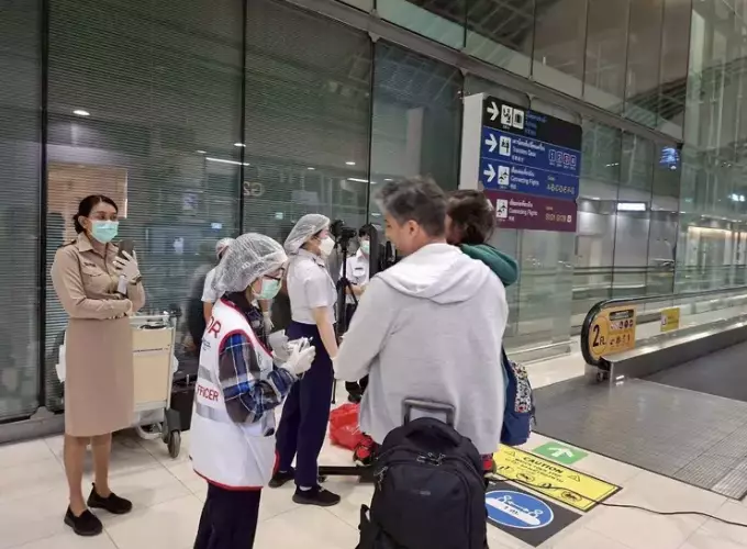 Médica emite alerta após surto de vírus sem cura, enquanto aeroportos adotam medidas no estilo da COVID