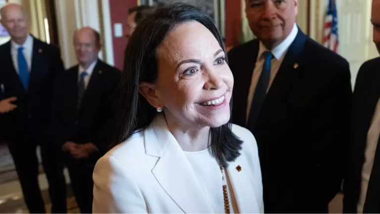 O Centro Nobel da Paz emitiu uma rara resposta após a líder da oposição venezuelana entregar seu Prêmio Nobel da Paz a Donald Trump