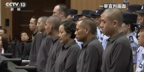 China executa 11 membros de uma notória família mafiosa que comandava uma rede de golpes bilionária O grupo estava envolvido em fraudes de telecomunicações, cassinos ilegais, tráfico de drogas e prostituição (CCTV).