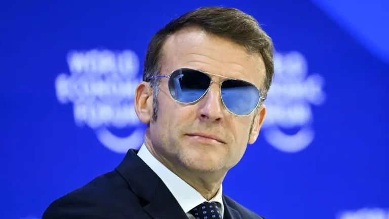 O verdadeiro motivo pelo qual Macron usou óculos escuros durante o discurso em Davos
