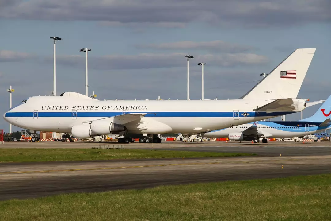 O "avião do juízo final" de Trump, que poderia significar que restam apenas cinco minutos, foi visto em movimento em meio às tensões Os EUA têm quatro aviões Nightwatch que podem funcionar como centros de comando móveis