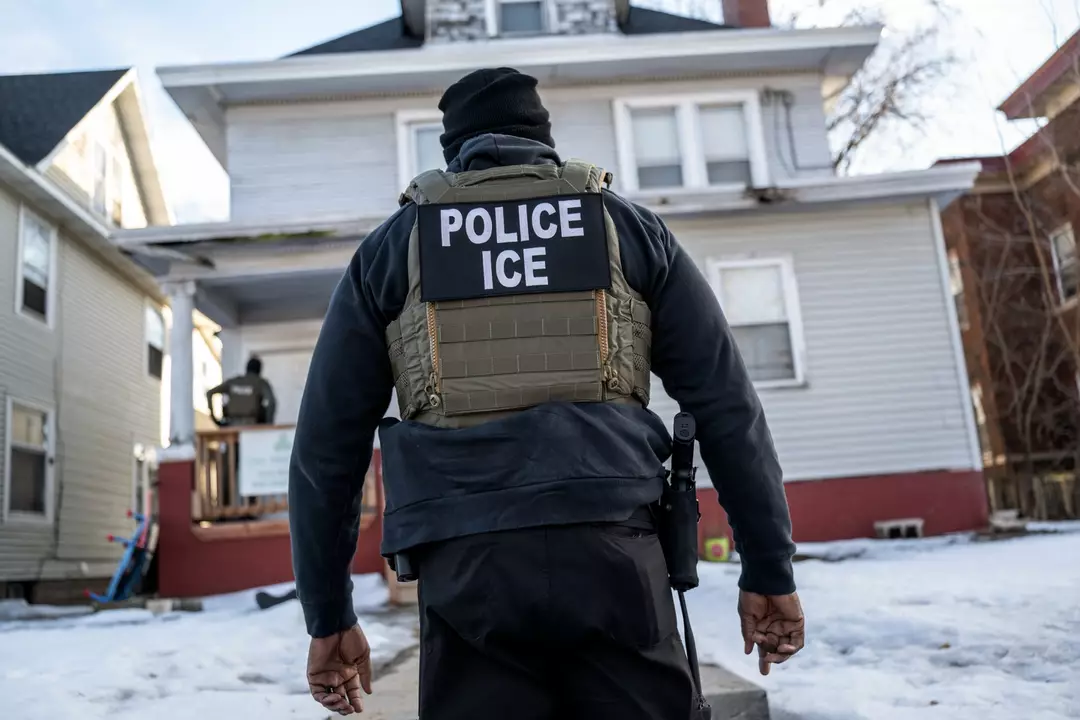 Agentes do ICE detêm um menino de cinco anos imediatamente após ele voltar da escola