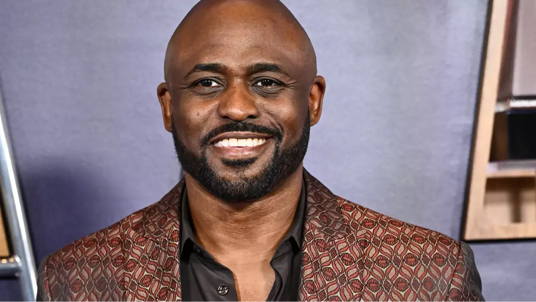 Wayne Brady revela como se assumir pansexual teve um grande impacto na vida familiar dele