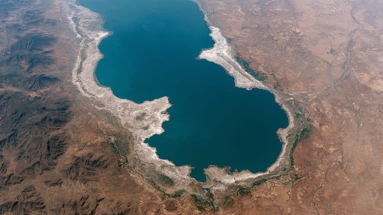 A África está se abrindo e ninguém pode impedir isso. Duas fendas colossais já avançam rumo à criação de dois novos oceanos