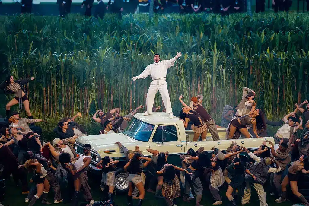 A apresentação de Bad Bunny no intervalo foi elaborada e trouxe um pedacinho de Porto Rico para o Super Bowl.