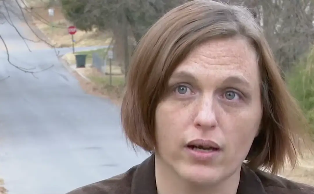Amanda Smith (na foto, em 2021) está sentindo uma mistura de emoções após sua mãe ter sido encontrada viva (Fox8 WGHP).