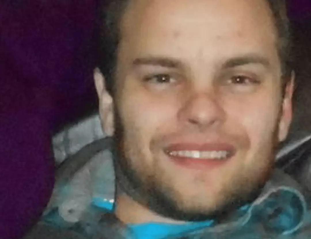 Homem casado deixou a esposa para iniciar um relacionamento com a própria mãe Ben deixou a esposa após entrar em contato com sua mãe biológica (YouTube)