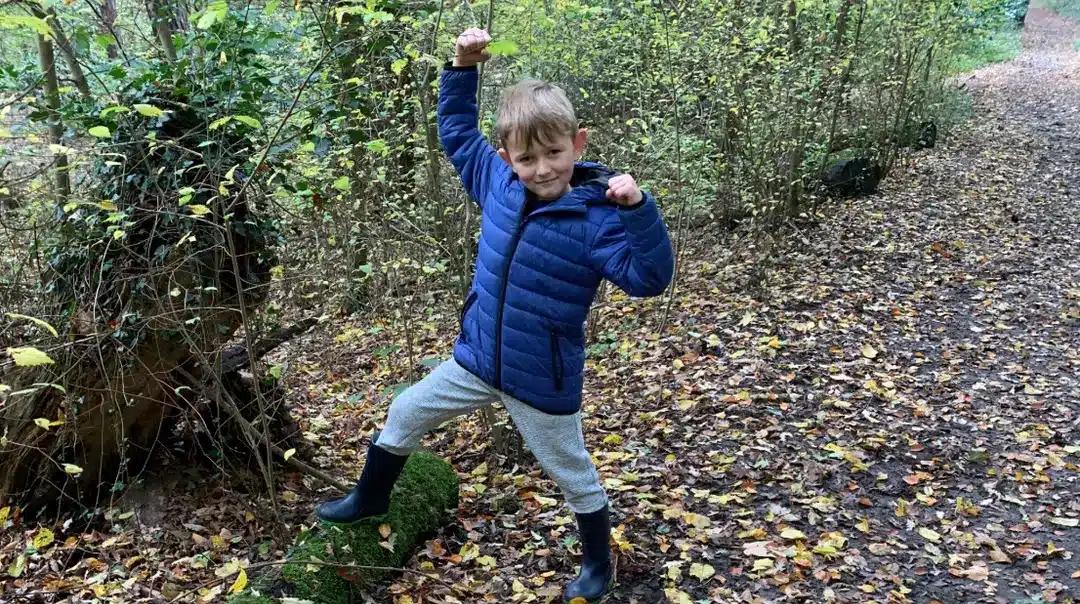 Menino de 11 anos morre após participar da tendência de redes sociais chamada “chroming”, apesar do alerta da mãe