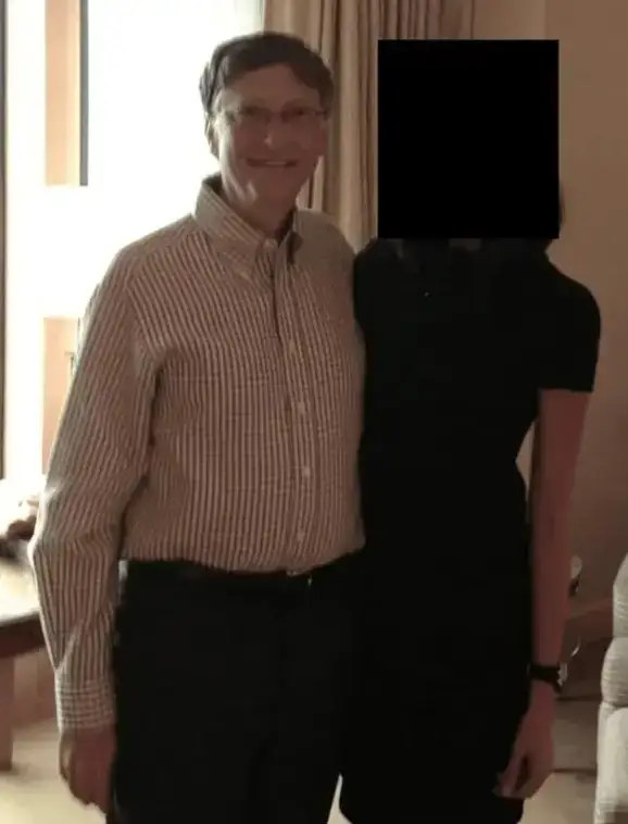 Gates foi fotografado com diferentes mulheres cujas identidades foram ocultadas (Departamento de Justiça).