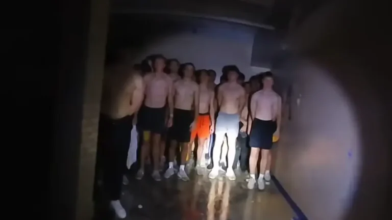 Imagens bizarras mostram a polícia encontrando 56 jovens vendados no porão de uma fraternidade