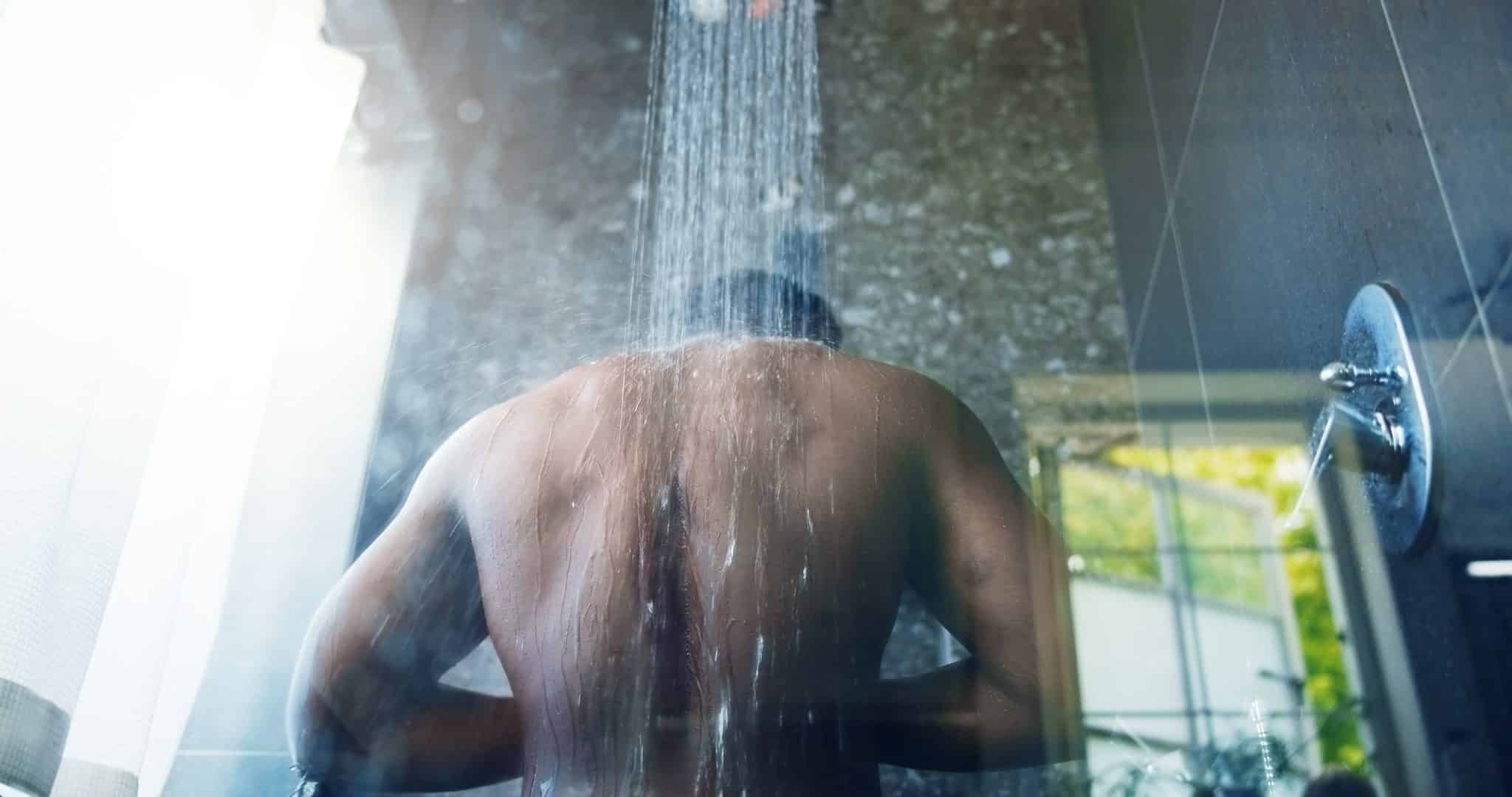 Médica explica com que frequência você realmente deveria tomar banho, de acordo com sua idade