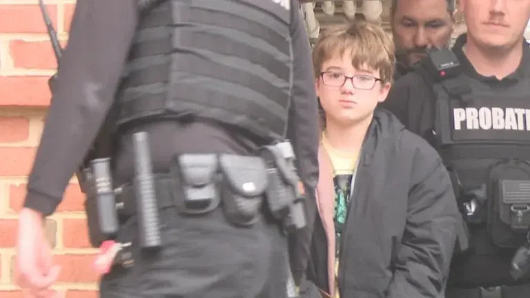 Menino de 11 anos acusado de matar o pai por ter "tirado o Nintendo Switch" é levado algemado ao tribunal