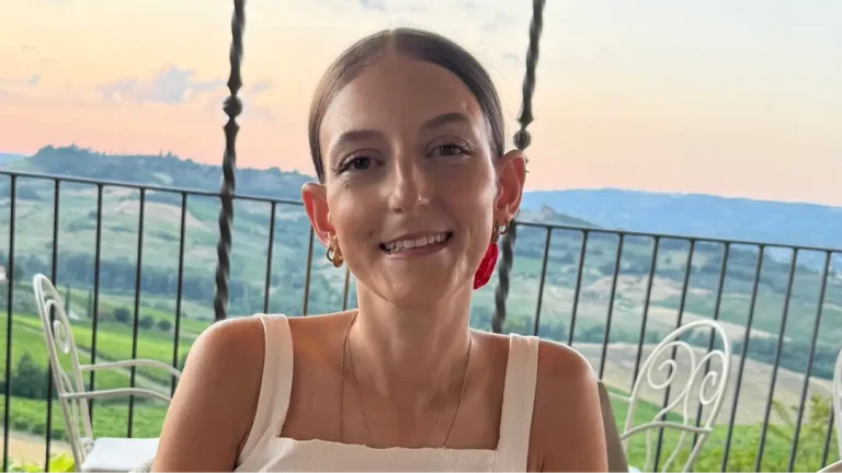 Mulher de 27 anos diagnosticada com câncer raro explica os sintomas após médicos suspeitarem de uma condição completamente diferente.