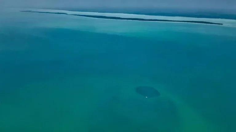 O buraco azul mais profundo do mundo foi encontrado, e cientistas não fazem ideia do que existe no fundo
