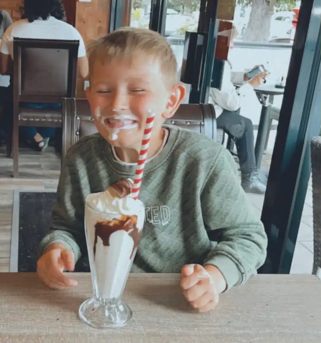 Menino de 11 anos morre após participar da tendência de redes sociais chamada “chroming”, apesar do alerta da mãe