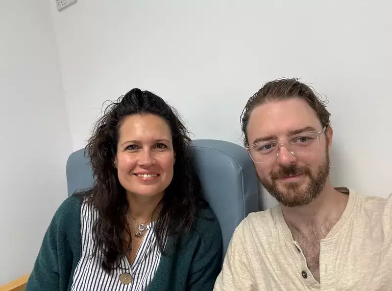 Pai, de 35 anos, relembra sinais de alerta que ignorou por "mais tempo do que percebeu" antes de ser diagnosticado com câncer "inoperável" Dale e sua esposa Ana