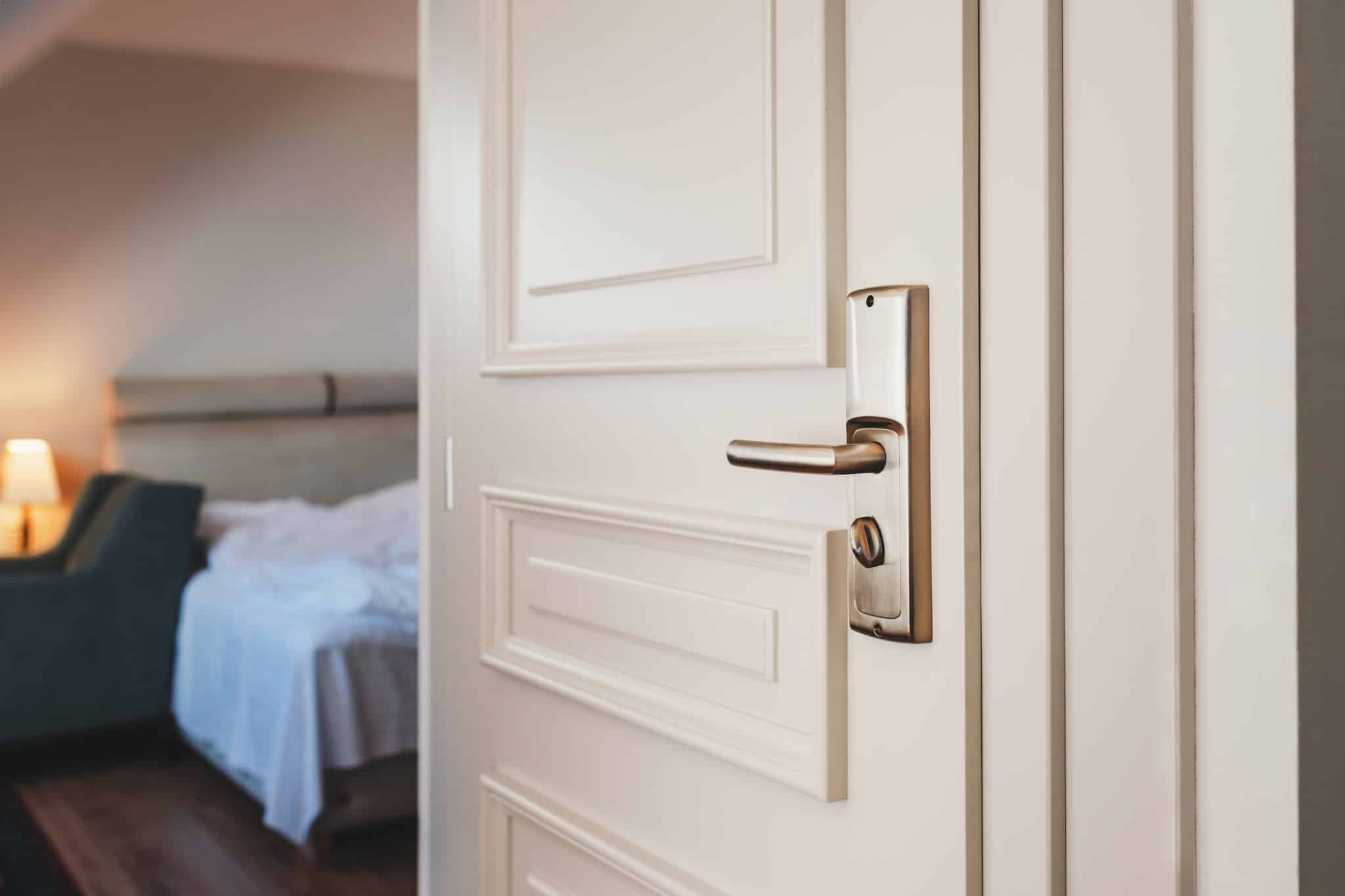 Dormir com a porta do quarto fechada pode revelar 6 traços de personalidade comuns, segundo a psicologia