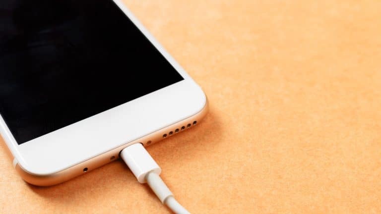 Especialista emite alerta para pessoas que deixam o celular carregando durante a noite