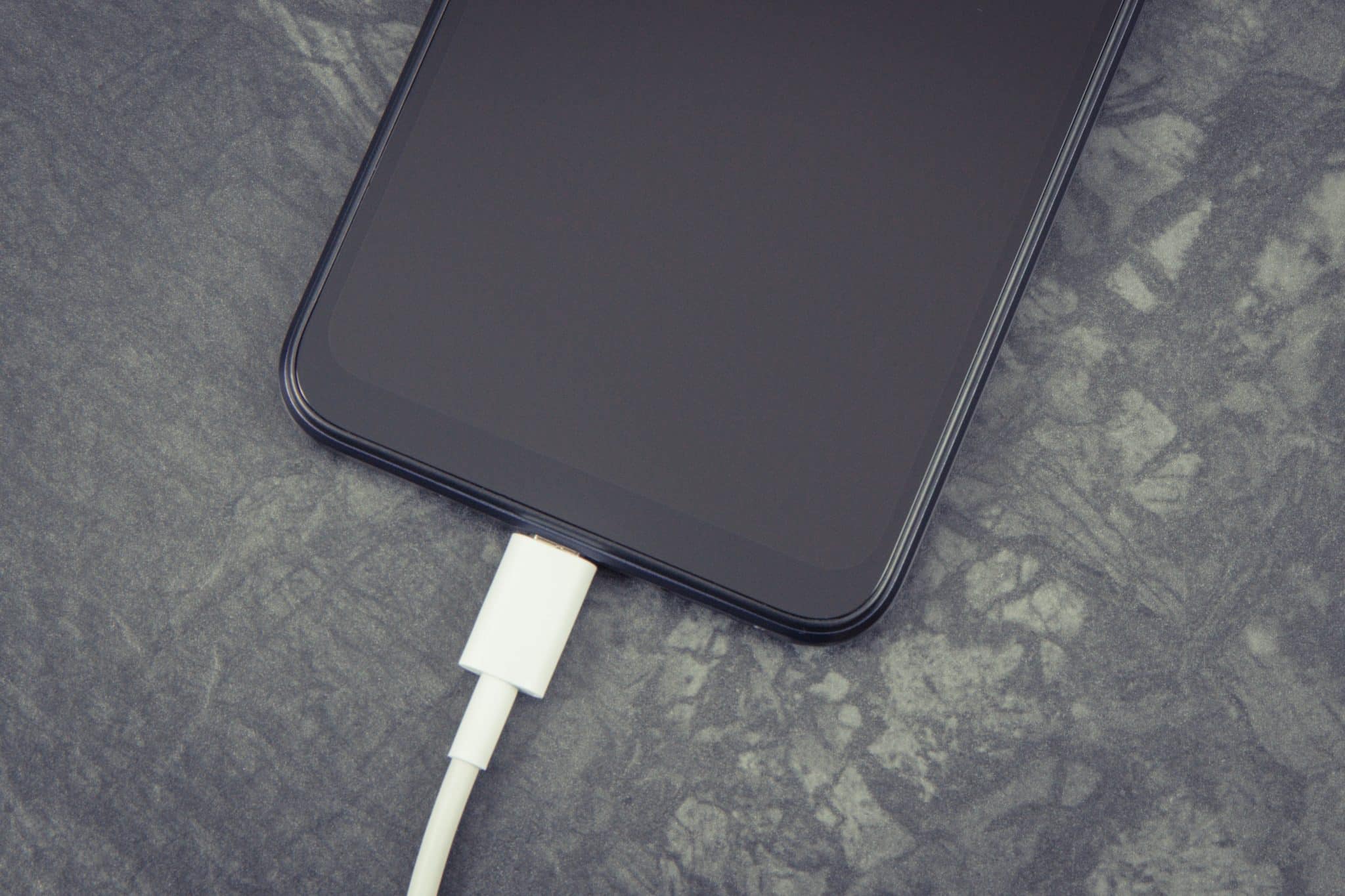 Especialista emite alerta para pessoas que deixam o celular carregando durante a noite