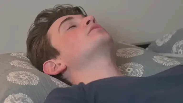Homem testou método militar de sono que promete fazer você dormir "em dois minutos" para ver se realmente funciona